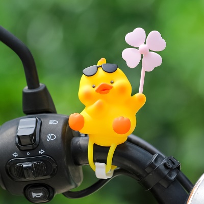 汽车摆件卡通小黄鸭可爱风车电动车自行车高级感车载夏季装饰品男